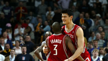 爱游戏登入-青岛队记：杨瀚森和韦斯利庆祝场景 让人想起当年弗老大&amp;姚明情谊